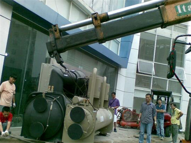 雷州市随车吊和汽车吊的核心区别是什么？哪种更省钱？